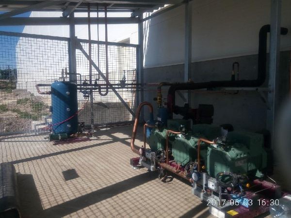 Rohrleitungen und Pumpentechnik im Technikraum